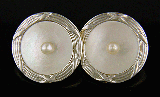 Antique 18kt gold and pearl cufflinks. (CL8450)