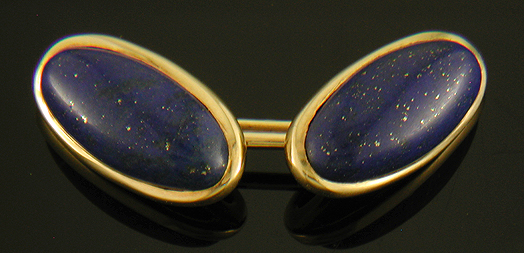 Lapis lazuli and gold cufflinks. (J9122)