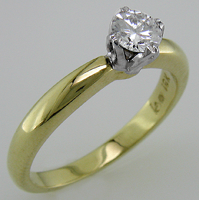 18kt gold engagement ring with a solitaire diamond. (J2870)