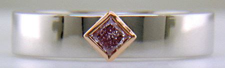 Platinum ring with pink diamonds. (MEZA1193)