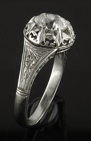 18kt white gold antique ring with an Old European cut diamond.