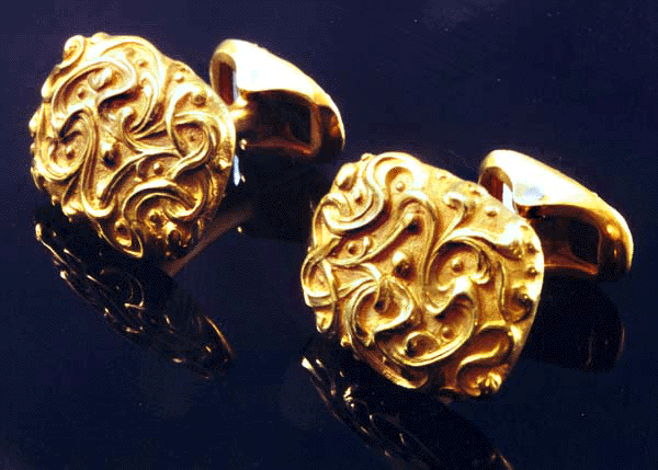18kt gold cufflinks with whiplash curves