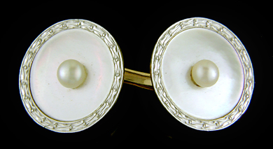 Carrington pearl and platinum cufflinks. (J9160)