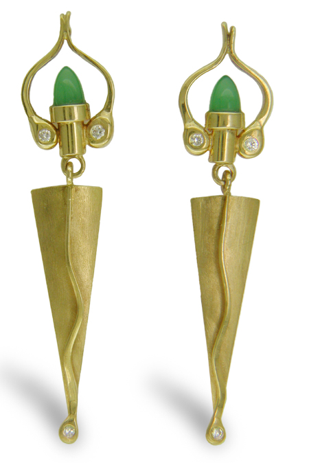 An exquisite pair of Chrysoprase Quartz Earrings hand crafted in 18kt yellow gold. (J4266)