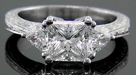 Engraved platinum ring with princess-cut and trilliant diamonds.