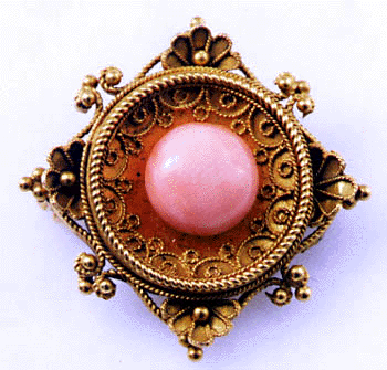 Etruscan revival pin in 18kt gold with coral cabochon.