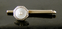 14kt gold and pearl shirt stud. (J7431)