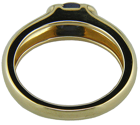Inside view 18kt gold ring with cabochon sapphire.