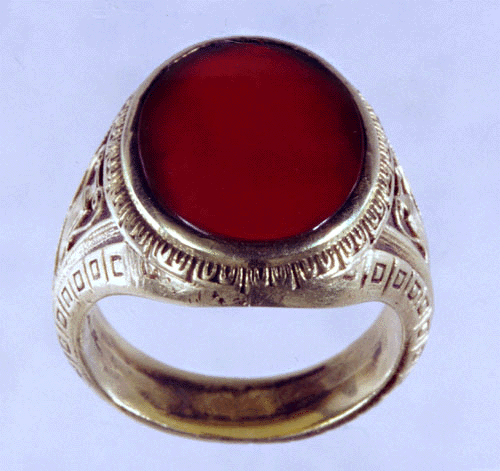 side view of antique gold ring with oval carnelian