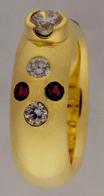 End view of diamond and darnet 14kt gold ring.