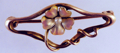 Art Nouveau flower pin in 10kt gold. (J2057)