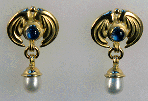 18kt gold earrings with cultured pearls and moonstones.