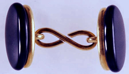 18kt gold cufflinks with onyx tops. (J3843)