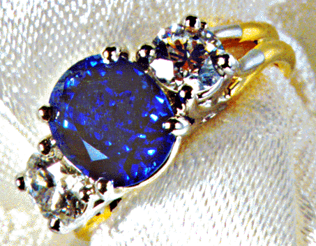 Diamond and sapphire ring in platinum and 18kt gold