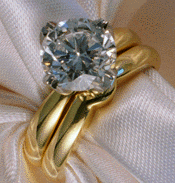 18kt gold & diamond engagement ring with matching wedding band.