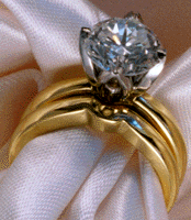 18kt gold & diamond engagement ring with matching wedding band.